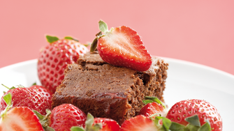 Chocolate cake with strawberries